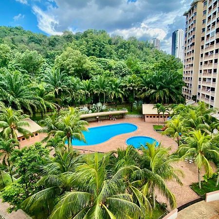 Putravilla Condominium Lovely & Spacious With Public Pool Kampong Kerdas Exterior photo