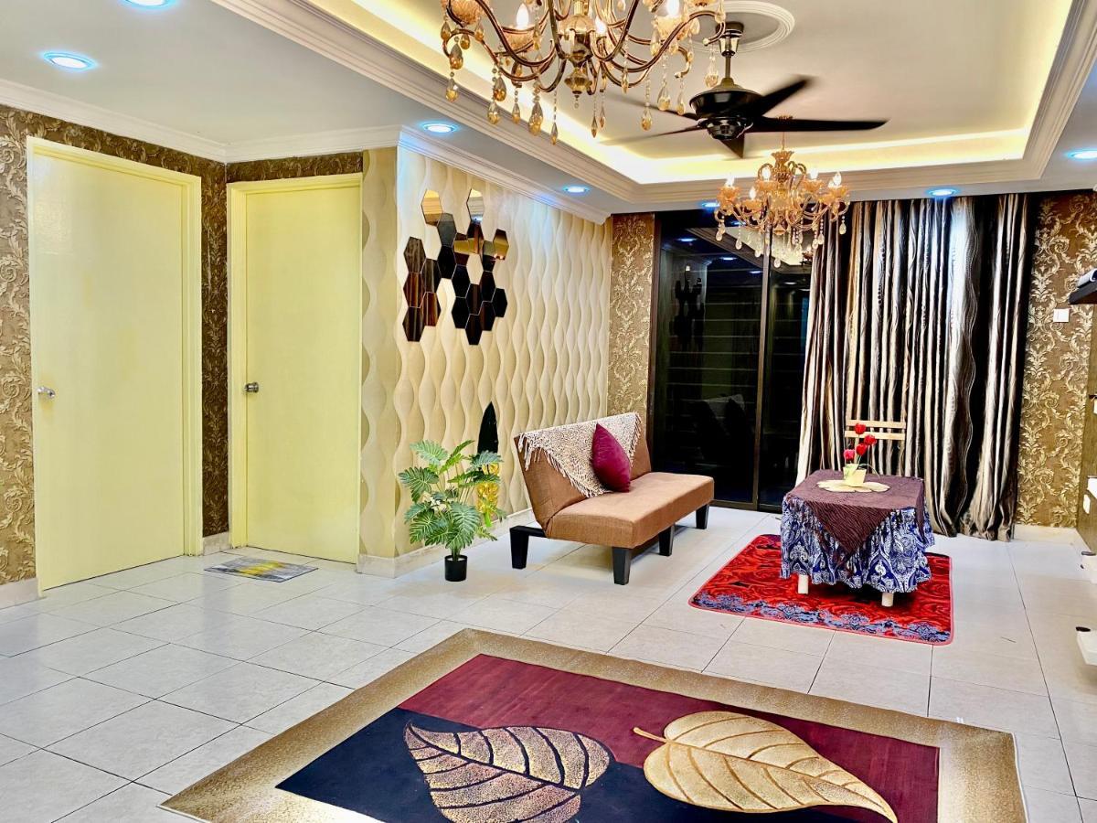 Putravilla Condominium Lovely & Spacious With Public Pool Kampong Kerdas Exterior photo