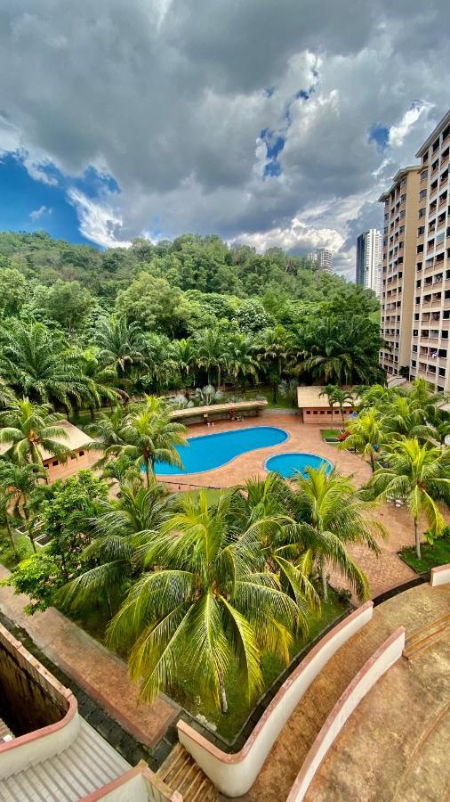 Putravilla Condominium Lovely & Spacious With Public Pool Kampong Kerdas Exterior photo