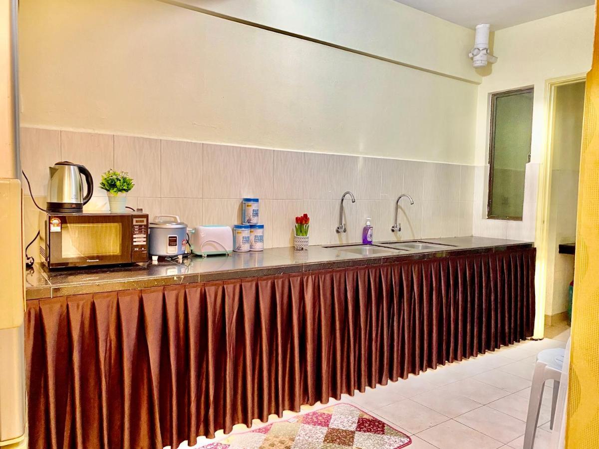 Putravilla Condominium Lovely & Spacious With Public Pool Kampong Kerdas Exterior photo
