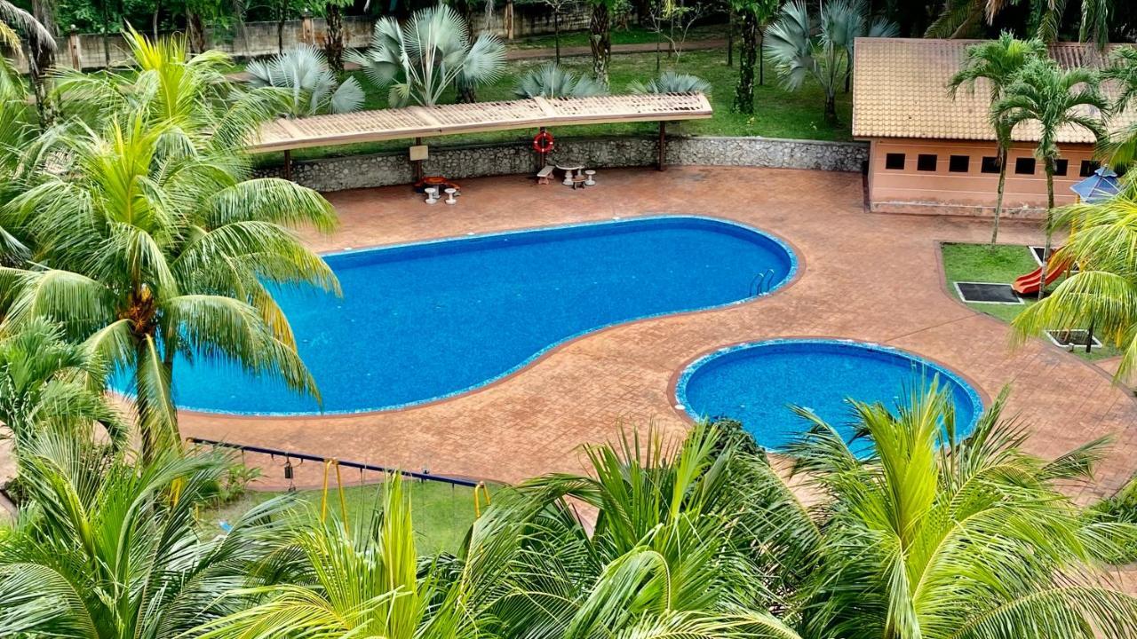 Putravilla Condominium Lovely & Spacious With Public Pool Kampong Kerdas Exterior photo