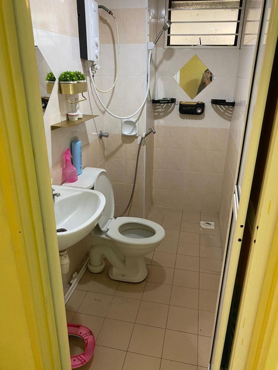 Putravilla Condominium Lovely & Spacious With Public Pool Kampong Kerdas Exterior photo
