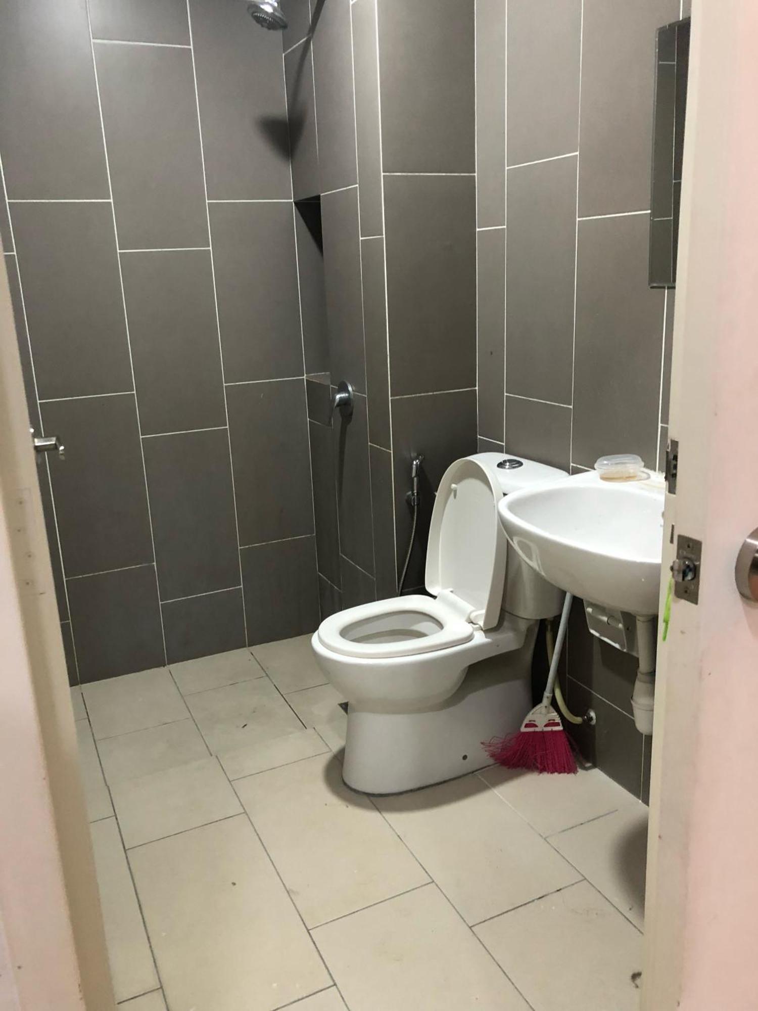 Putravilla Condominium Lovely & Spacious With Public Pool Kampong Kerdas Exterior photo