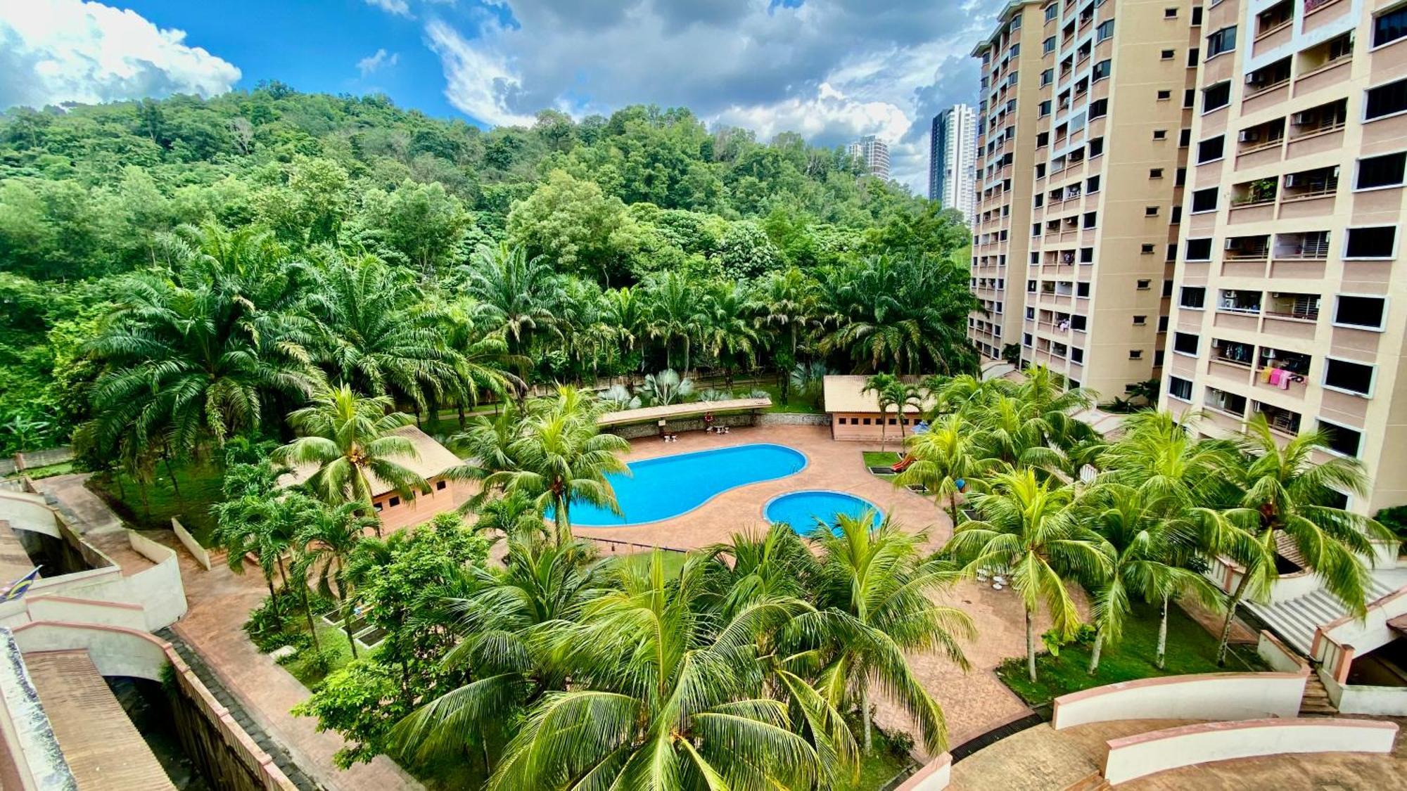 Putravilla Condominium Lovely & Spacious With Public Pool Kampong Kerdas Exterior photo