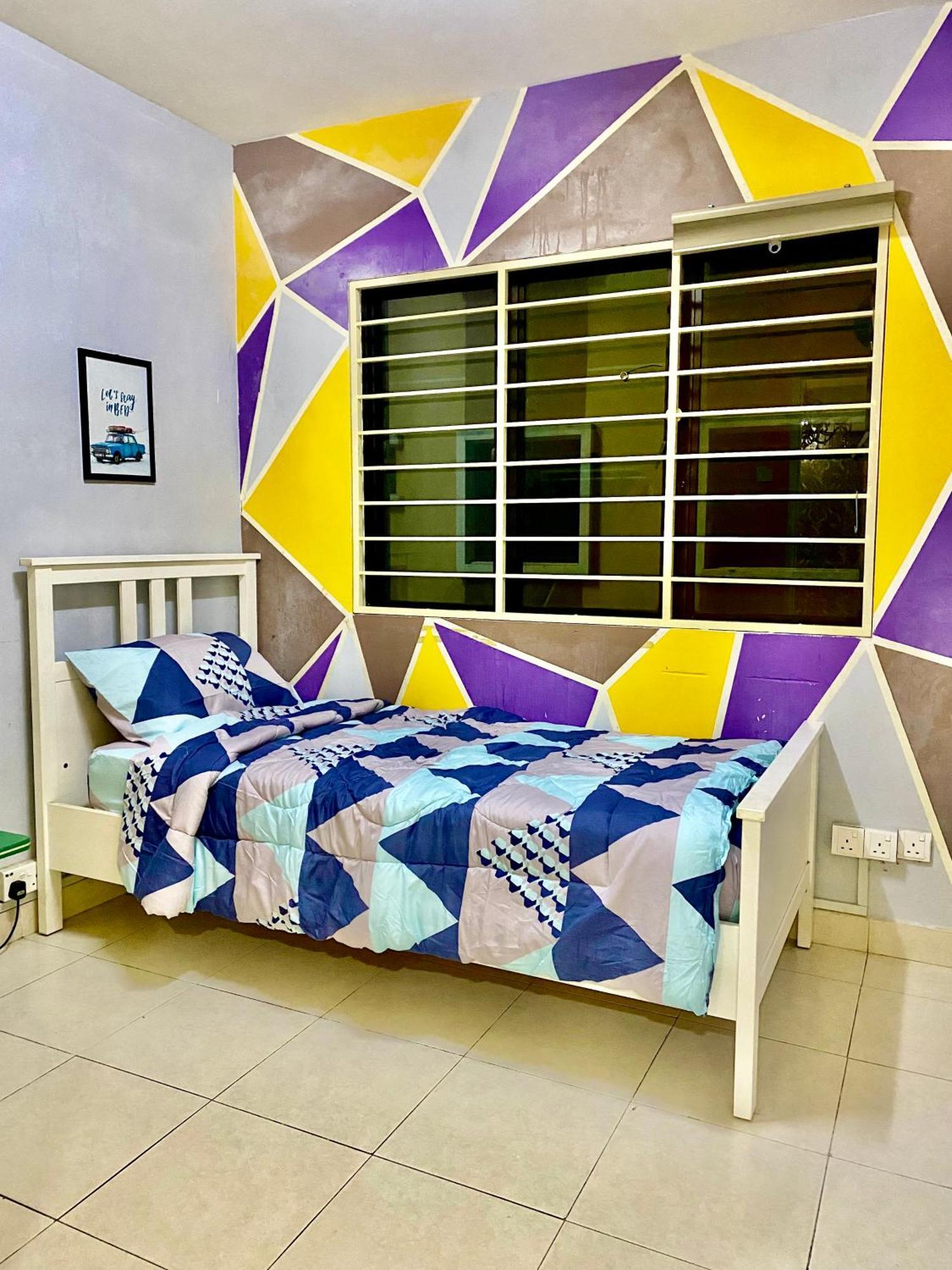 Putravilla Condominium Lovely & Spacious With Public Pool Kampong Kerdas Exterior photo